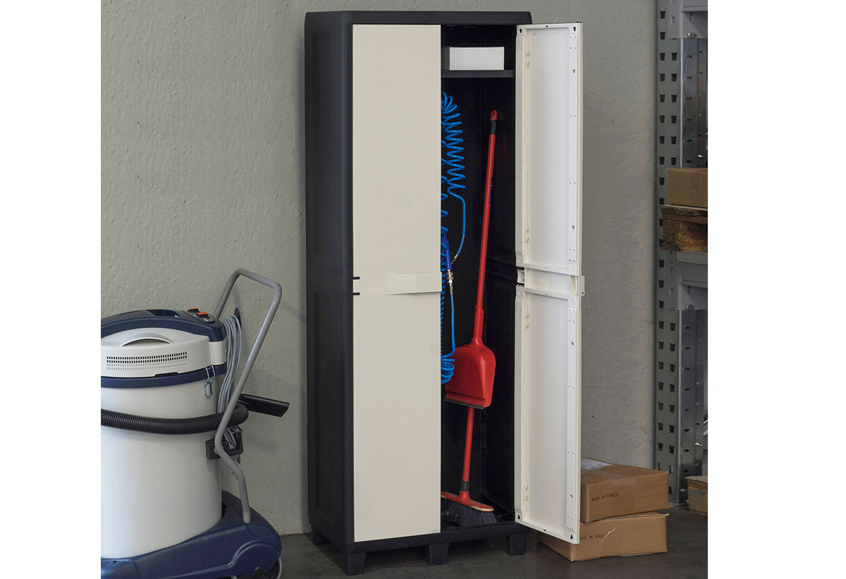 Η ντουλάπα τοποθετημένη στο χώρο ενός γκαράζ.